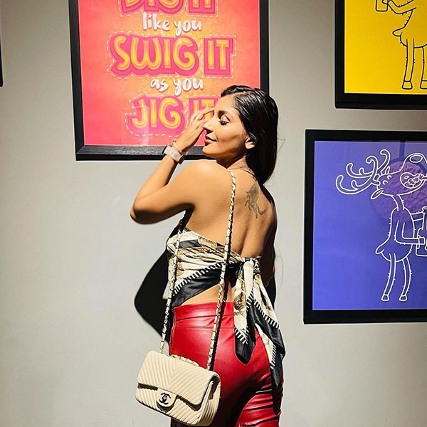 பெட்டில் மல்லாக்க படுத்து.. 