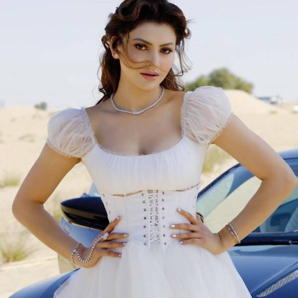 சட்டென அவிழ்ந்த ஆடை