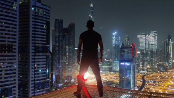 50 அடி உயரத்தில்