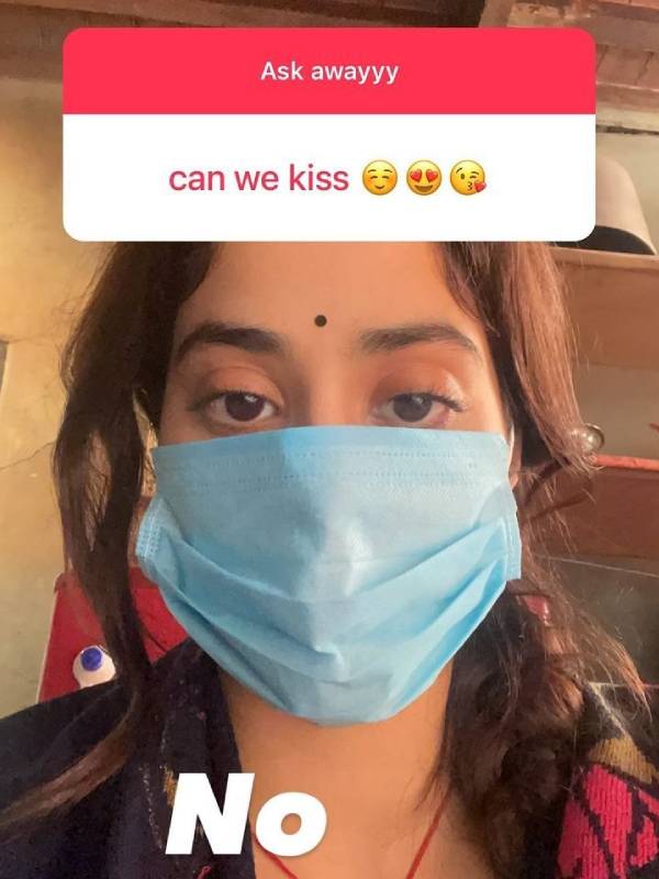 மாஸ்க் போட்டுக் கொண்டு