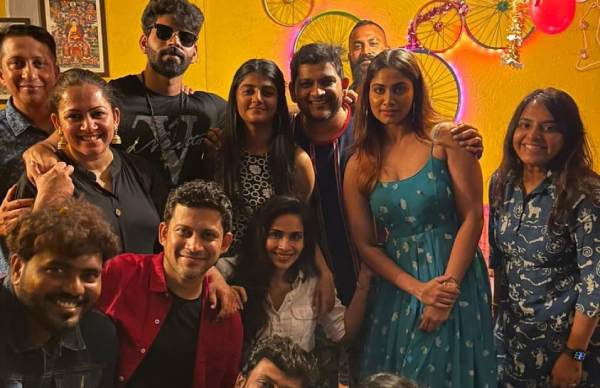 ஷிவானி கேபி நடுவில்