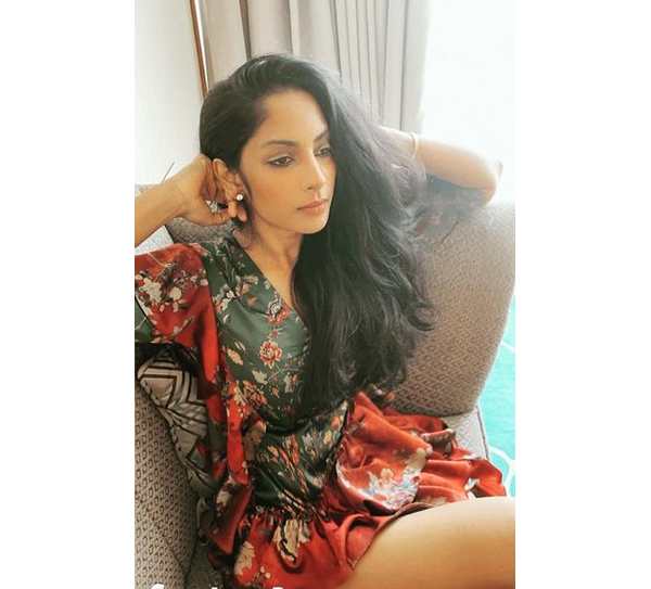 கவர்ச்சியில் போட்டா போட்டி 