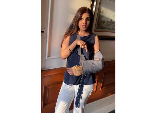 கையில் கட்டு.. 