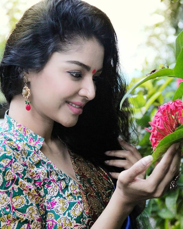 யாருடா இந்த பொண்ணு 