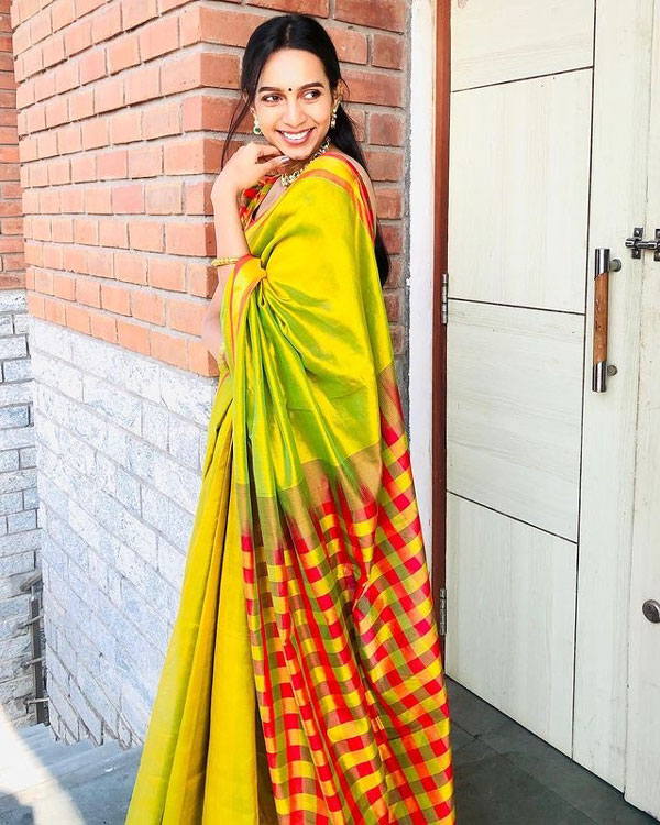 அழகாக புன்னகைத்து