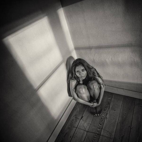 ஆடை அணியாமல்