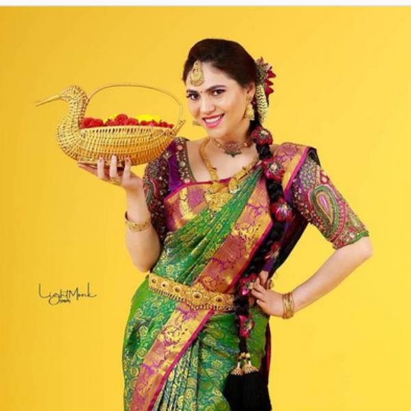 தழைய தழைய பட்டுப்புடவை 