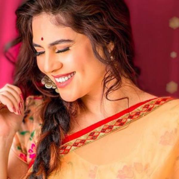 ஒரு பாடலுக்கு ஆடி.. 