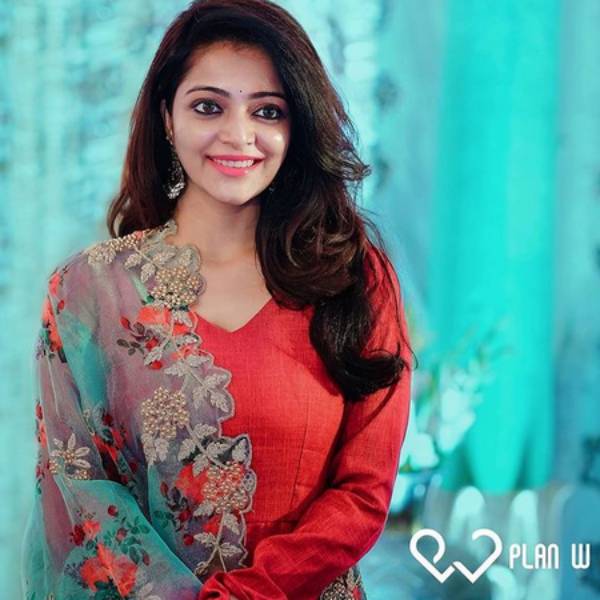 பாடகி தீ 