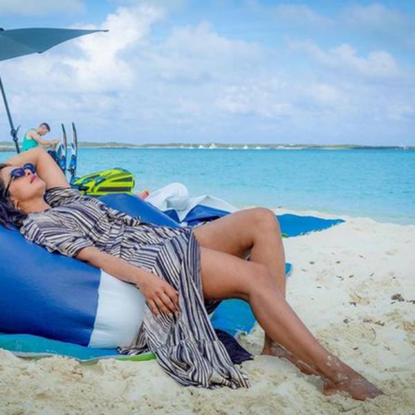 கடற்கரையில் படுத்துக் கொண்டு