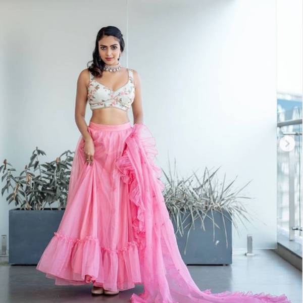 தாவணியை சரியவிட்டு 