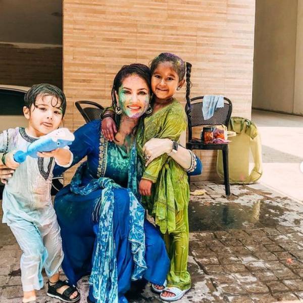 ஹோலி கொண்டாட்டம்