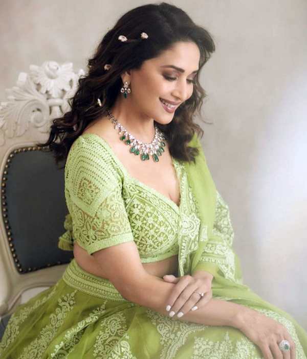 டஃப் கொடுக்கும் முன்னாள் நடிகைகள் 