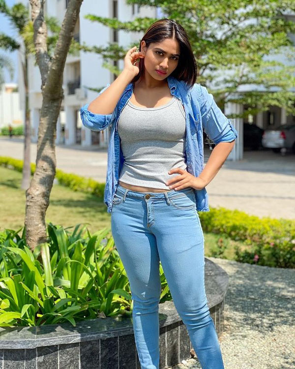 போட்டோஷூட் நடிகை 