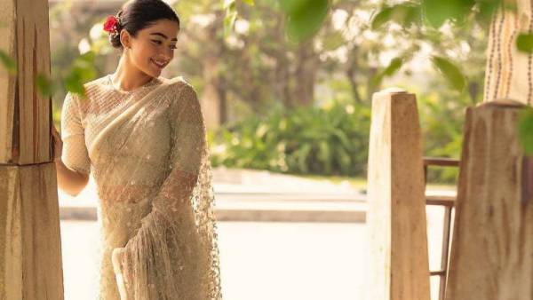 வெட்கப்பட்டுக் கொண்டே நிற்கும் 