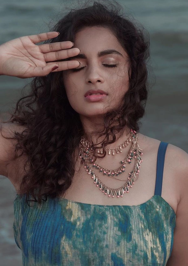 தொடைய காட்டி போஸ்