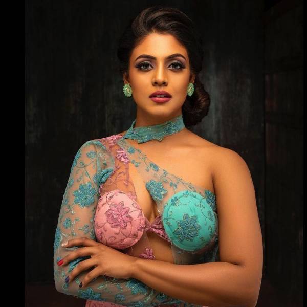 பெண்களை மையப்படுத்தி