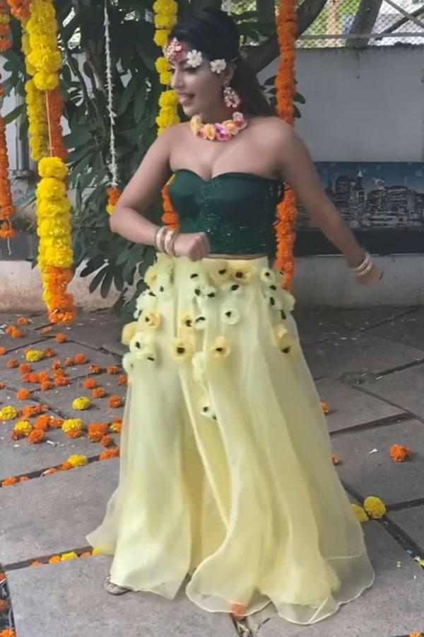 ஸ்லீவை கழட்டி.. 