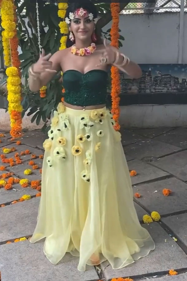 நாக்கை துருத்தி செம குத்து.. 