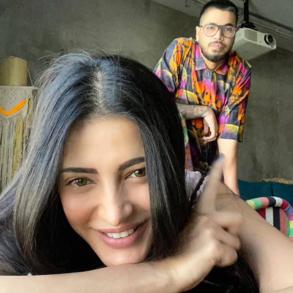 லாக்டவுனில் காதலர் வீட்டில் ஸ்ருதி 