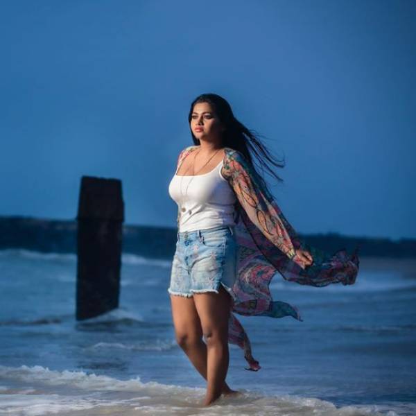 டைட் ஸ்கர்ட் டி ஷர்ட் 