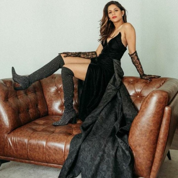 சோபாவின் மேல் பகுதியில் 