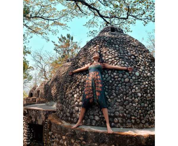 கால்களை விரித்து 