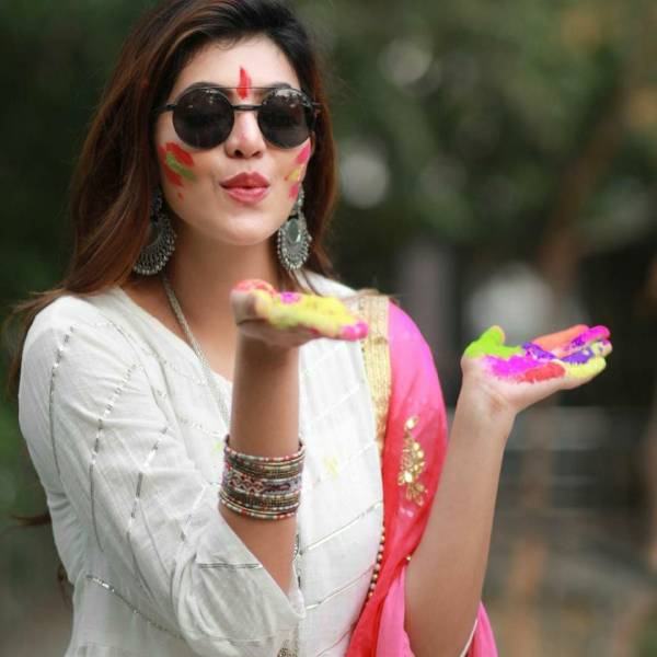 கவர்ச்சியை அள்ளித் தெளிப்பார் 