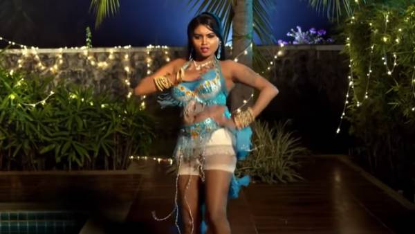 முன்னழகை காட்டுவது.. 