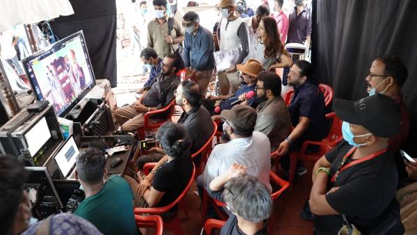 சந்தோஷ் சிவன் அருகே