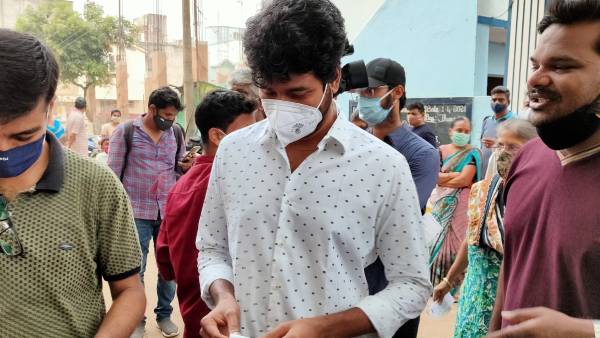 கூட்டத்தோடு கூட்டமாக கூட்டத்தோடு கூட்டமாக