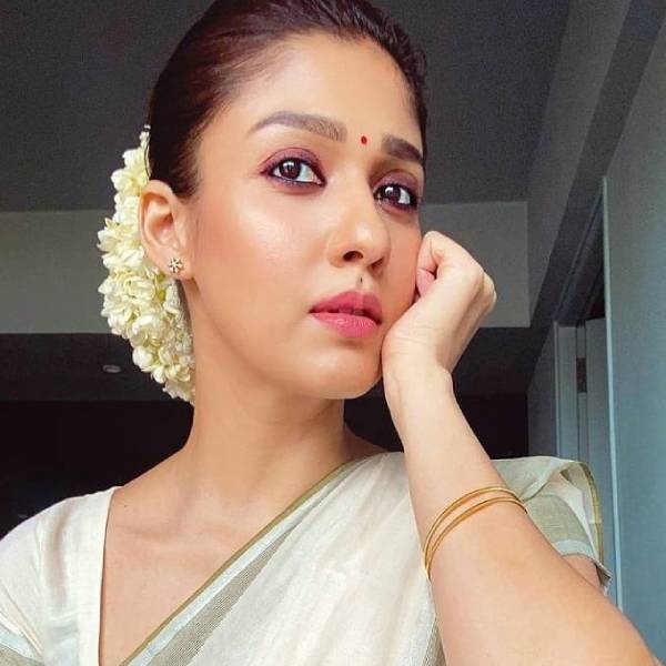 கிளாமரில் கலக்கினார்