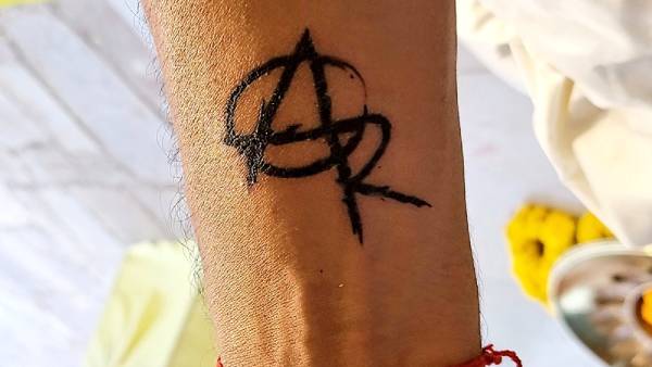 கையில் டாட்டூ.. 