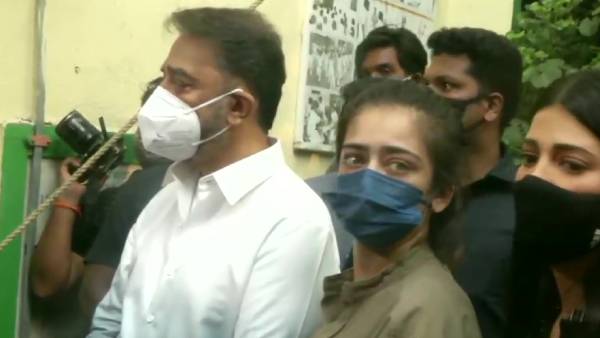 கமல் குடும்பத்துடன் 