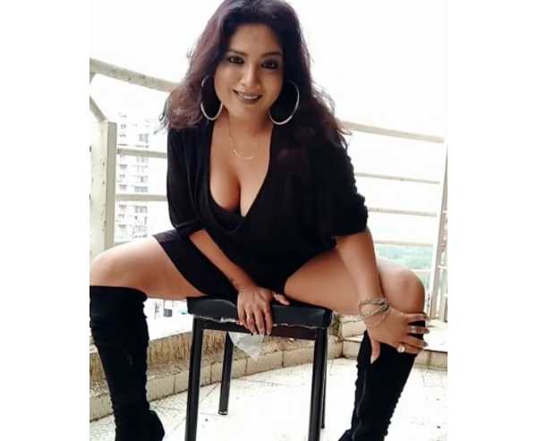 வெப்சீரிஸ் நடிகை 