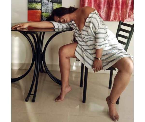 உள்ளாடை தெரிய.. 