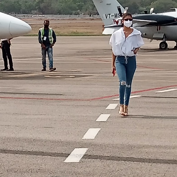 விமானத்தில் இருந்து.. 