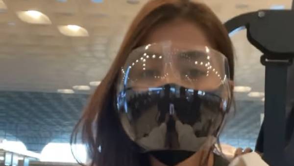 ஏர்போர்ட்டில் பூஜா ஹெக்டே