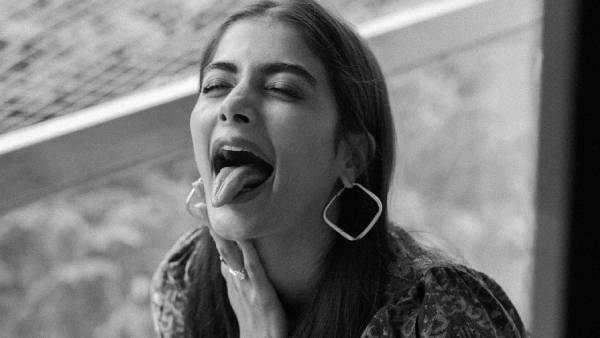 நாக்கை நீட்டி