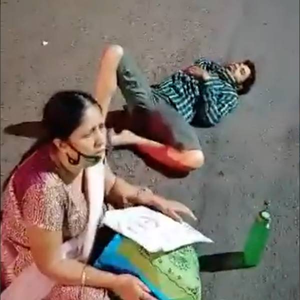 சாலையில் படுத்துக்கிடக்கிறார்