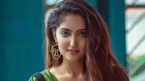 குட்டி பட்டாஸ் நடிகையின் குறும்பு குட்டி பட்டாஸ் நடிகையின் குறும்பு