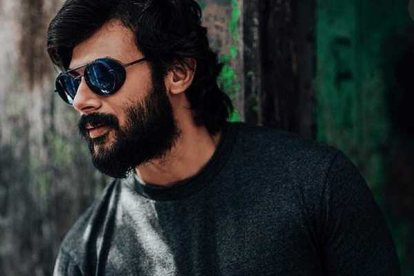 இரண்டாவது ஹீரோவாக 