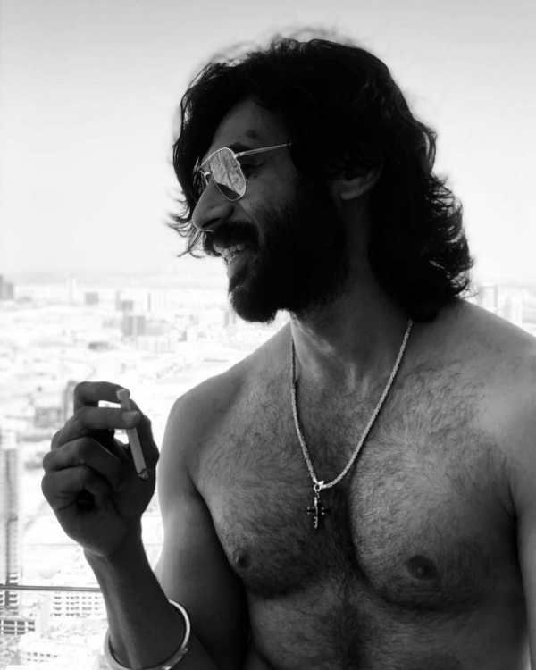 வாயில் சிகரெட்டுடன் 