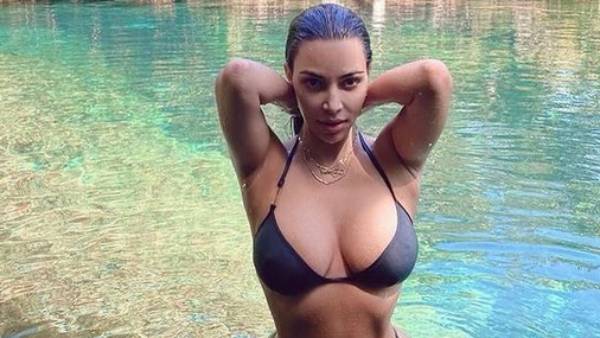 கருப்பு பிகினியில் 