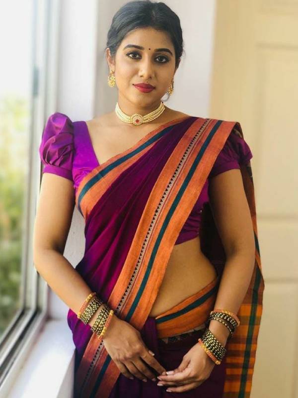 ஹோம்லி லுக்கில் 