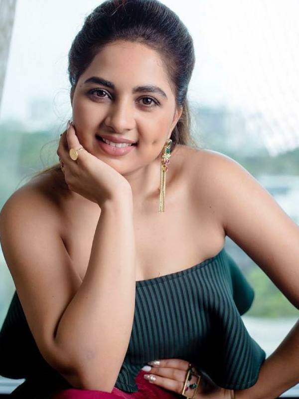 சிங்கிள் பசங்களை தவிக்கவிட்டு 