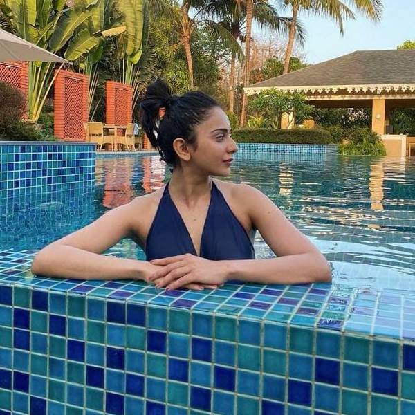 நீச்சல் குளத்தில் பிகினி 