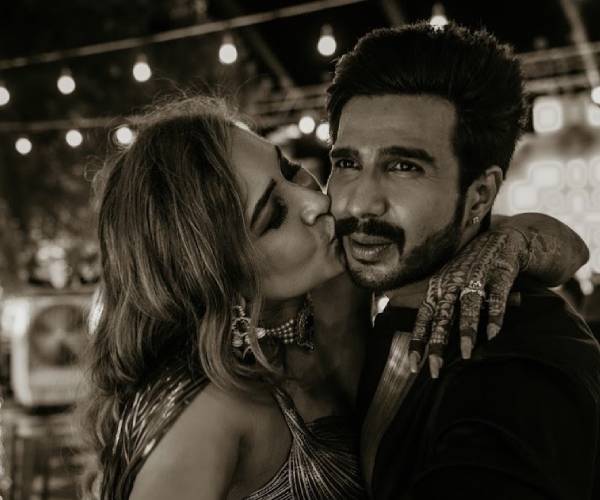 கட்டியணைத்து கன்னத்தில் கட்டியணைத்து கன்னத்தில்