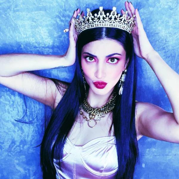 தலையில் கிரீடம் தலையில் கிரீடம்