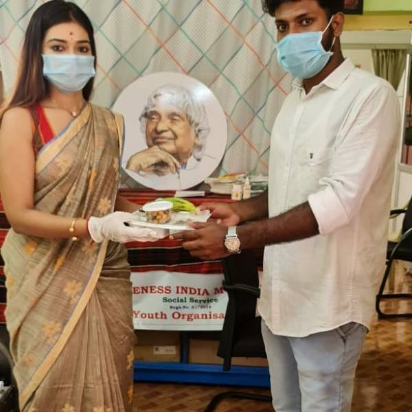 மாஸ்க்கும் கிளவுசும்